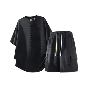 Ensemble T-shirt et short décontracté pour homme, col rond, manches courtes, texture matelassée 3D, respirant, coupe ample, idéal pour l'été et les trajets quotidiens, personnalisable avec logo OEM - Product Image 3