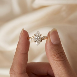Anillo de Compromiso Minimalista con Cinco Piedras de Moissanita Corte Marquesa de 1.5 CT, Chapado en Rodio sobre Oro de 14K, para Ella - Product Image 2