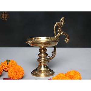 Lampes et accessoires à huile Diya à poignée de perroquet en laiton de 6 pouces fabriqués à la main en Inde - Product Image 4