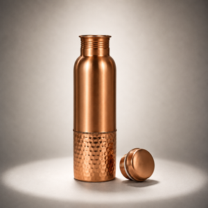 Bouteille d'eau en cuivre, finition satinée lisse avec base texturée, bouteille à boire réutilisable et étanche pour la maison, le bureau, les voyages et le fitness - Product Image 1