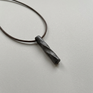 Nuevo Collar con Colgante para Hombre y Mujer, Hierro con Correa de Cuero y Acabado en Zinc Negro, a Precio de Mayoreo - Product Image 1