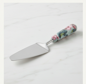 Juego de utensilios para servir pasteles de acero inoxidable con mangos de madera pintados con motivos florales, perfecto para bodas, regalos y ocasiones especiales. - Product Image 3