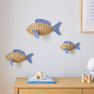 Décoration murale en rotin tressé à la main en forme de poisson - Ensemble de 3 ornements en rotin naturel en forme de poisson pour chambre d'enfant sur le thème de l'océan - Product Image 1