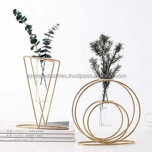 Florero de metal plateado brillante posiblemente de metal con diseño antiguo destinado a la decoración del hogar Hecho a mano por Azora Industries - Product Image 4