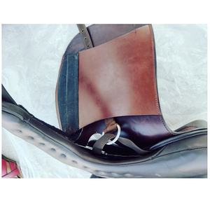 อานชุดเดรสภาษาอังกฤษพร้อมอานหนังสลักลายหรูหรา - Product Image 3