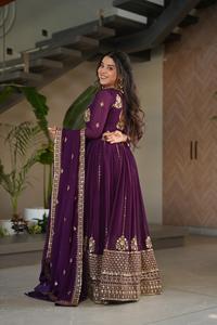 Robe de mariée ethnique pour femme, brodée de sequins Zari violets, style Salwar Kameez Dupatta, Inde Pakistan, en matériaux recyclés, entièrement faite à la main - Product Image 4