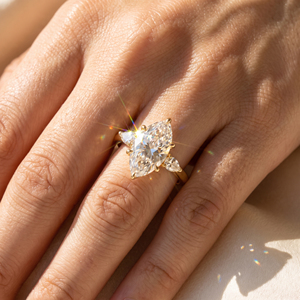 Bague de fiançailles pour femme en or jaune 18 carats avec diamant de laboratoire VVS taille marquise, certifié IGI, très populaire et très demandée - Product Image 2