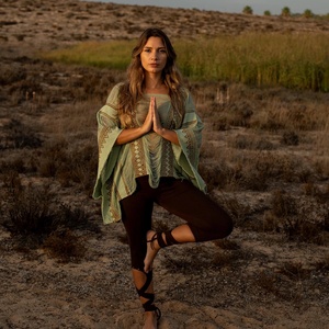 Poncho Boho con Flecos en Estilo Tejido Tribal, Camisa Ligera para Festivales y Playa, Ideal para Conjuntos Bohemios de Verano - Product Image 4