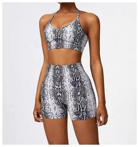 Conjunto de yoga sin costuras para mujer: top deportivo sexy con espalda descubierta y shorts de ciclista de cintura media, de secado rápido, 2 piezas, para fitness y entrenamiento. - Product Image 2