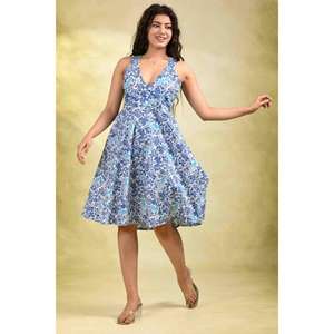 Robe d'été décontractée pour femme, bleue à motifs floraux, éco-responsable, en coton, coupe trapèze, sans manches, col en V, longueur genou - Product Image 1