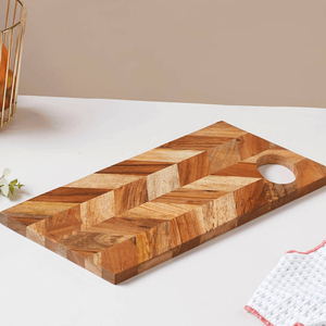 Cette élégante planche à découper en bois présente un magnifique motif en chevron, avec une découpe ovale pratique aux coins pour couper les légumes. - Product Image 2