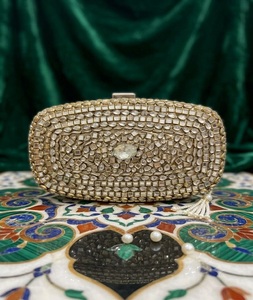 Bolso de mano tipo clutch Kundan con cuentas, grabado en relieve, con cadena de metal chapada en oro, hecho a mano, para bodas, eventos al aire libre, personalizado. - Product Image 3