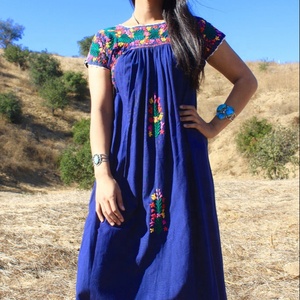 Robe décontractée vintage bleu roi brodée à la main style Oaxacan, broderie florale colorée, 100% coton, écologique, coupe trapèze, longueur genou - Product Image 1