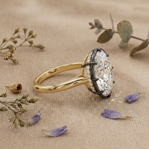 แหวนหมั้นทองคำขาว 14K ทรงวงรีประดับมอสซาไนต์สามเม็ด ตัวเรือนแบบหนามเตย ประดับด้วยวงแหวนซ่อนรอบวง ดีไซน์หรูหราสำหรับเจ้าสาว - Product Image 3