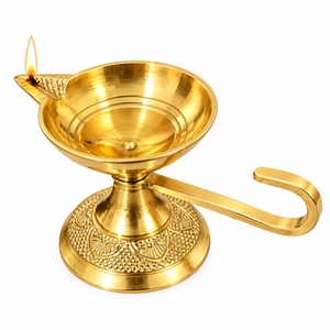 Diya traditionnel en laiton pour la décoration de la maison, les fêtes, les cérémonies religieuses, lampe à huile artisanale, fabricant en gros en Inde - Product Image 1