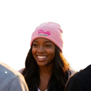 Gorro de Invierno de Punto Rosa AKA Pretty Since 1908, Gorro Suave y Elástico con Bordado de la Hermandad Griega para Mujer - Product Image 2