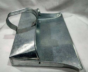 Recogedor de basura de metal galvanizado de diseño único a precio asequible para limpieza del hogar y jardín. - Product Image 1