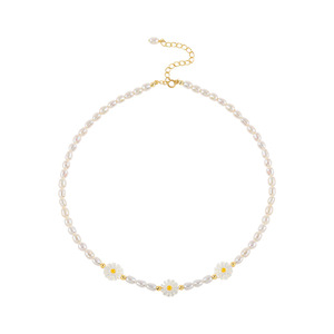 Collier en perles d'eau douce naturelles simples et polyvalent pour femmes avec un design de chaîne de clavicule de haute qualité en forme de marguerite - Product Image 5
