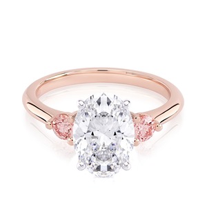 Anillo de Compromiso de Tres Piedras con Diamante Cultivado en Laboratorio de Corte Ovalado de 5.30CT, Oro Rosa de 14K, Piedra Lateral, Joyería Fina Personalizada, Fabricante Mayorista - Product Image 1