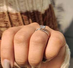 Bague solitaire de luxe en forme de poire avec diamant ouvert et bande pavée étincelante, bijoux fins pour fiançailles, mariage et cérémonies. - Product Image 6