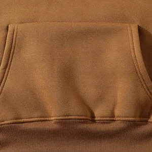 Rehaussez votre tenue décontractée avec cet ensemble de survêtement pour homme dans une riche teinte marron. L'ensemble comprend un confortable sweat à capuche. - Product Image 4