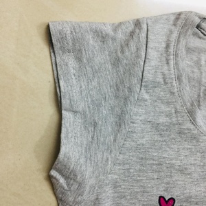 เสื้อยืดผ้าฝ้ายผสมวิสคอสแบบลำลองสำหรับผู้หญิงดีไซน์เพรียวบางพร้อมแขนสั้นพิมพ์โลโก้บนหน้าอก - Product Image 4