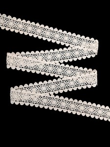 ลูกไม้กีปัวร์ลายดอกไม้สีขาวโพลีเอสเตอร์จากโรงงานโดยตรง – ริบบิ้นโครเชต์ลายดอกเดซี่ขอบหยักสองชั้นสำหรับเสื้อผ้าและของตกแต่งบ้าน - Product Image 3