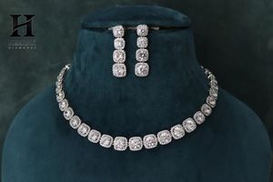 Collier ras du cou personnalisé en or blanc 18 carats avec diamant rond, diamant de laboratoire VVS taille coussin, halo, collier statement Riviera, bijoux de mariage - Product Image 6