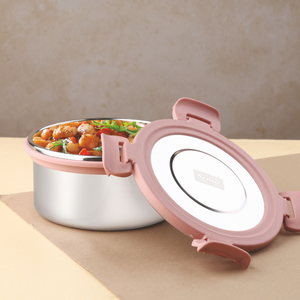 Conteneur alimentaire isotherme rond avec couvercle, rempli de chips de légumes au curry et de bonbons colorés, présentés sur un plateau en bois - Product Image 4