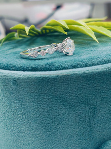 Anillo de diamantes de talla brillante redonda con piedras laterales en oro blanco, elegancia atemporal, brillo radiante y un aspecto refinado. - Product Image 3