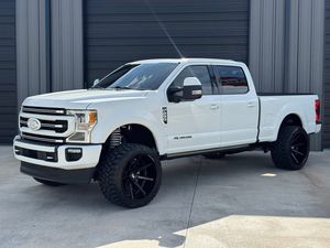 Camioneta Ford F250 Platinum 4x4 Blanca con Motor Diésel de 6.7L, Ruedas Negras y Suspensión Elevada - Product Image 3