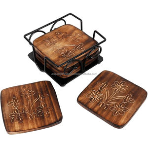 Ensemble de 4 sous-verres en bois avec motif floral gravé |   Fabriqué à la main avec un support |   Décoration de table en bois rustique - Product Image 1