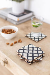 Ensemble de dessous-de-verre carrés en os incrusté avec motif géométrique noir et blanc, tapis de table antidérapants pour la décoration du café et de la salle à manger - Product Image 5