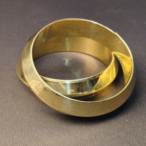 Conjunto de Brazaletes Modernos Geométricos de Latón Pulido - Brazalete Minimalista de Metal Dorado con Borde Biselado - Diseño Contemporáneo al por Mayor - Product Image 6