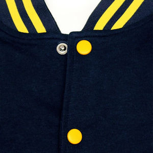 Chaqueta Universitaria Personalizada OEM para Hombre, Chaqueta Varsity con Letras, Forro Polar, Mangas de Cuero Genuino, Parches de Chenilla de Alta Calidad, Logotipo Frontal - Product Image 3