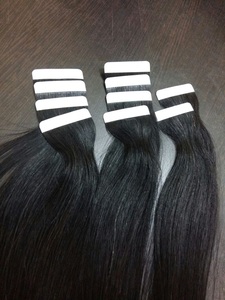 Extensions de cheveux naturels indiens vierges Remy blonds bouclés avec bandes adhésives, pointes épaisses et volumineuses - Product Image 4