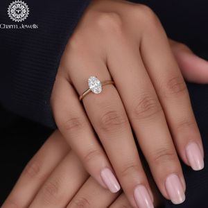Bague de fiançailles classique pour femme Charm Jewells, trois pierres en moissanite taille coussin, plaqué or 18 carats, sertie à griffes, IGI - Product Image 3
