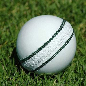 Pelota de cricket verde clásica, cosida en cuero, duradera para el juego de cricket - Product Image 3