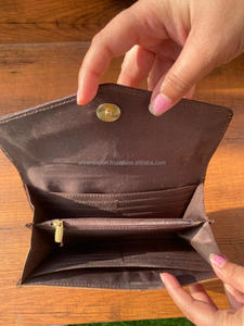 Venta caliente hecho a mano tallado piel de vaca billetera de cuero botón a presión funda de teléfono embrague para mujeres uso diario compras de oficina - Product Image 6