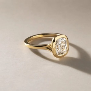 Anillo con Bisel de Diamante Cultivado en Laboratorio de 2.40CT, Corte Cojín, Oro Amarillo, Proveedor de Joyería Nupcial - Product Image 5