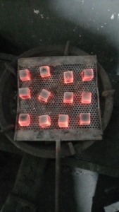 Briquettes de charbon de bois noir, cubes de combustible pour barbecue en bois dur, pour grillades et fumage en extérieur - Product Image 2