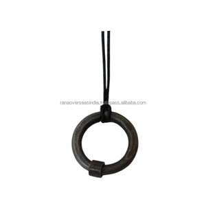 Collar con colgante de hierro Pieza de joyería moderna y elegante perfecta para todas las ocasiones disponible en diversos estilos y tamaños - Product Image 5