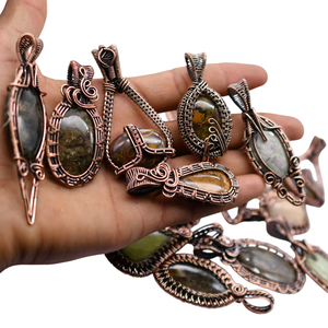 Pendentif en fil de cuivre oxydé, pendentif en fil de cuivre tressé avec pierres précieuses mélangées dorées Apace, pendentif artisanal en cuivre mélangé. - Product Image 1