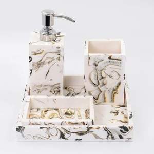 Ensemble d'accessoires de salle de bain en polyrésine de luxe moderne en blanc pour des intérieurs élégants - Product Image 4