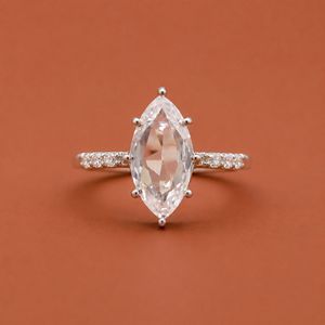 Anillo de compromiso y boda con diamantes de moissanita marquesa y redondos engastados en plata de ley 925, anillo de promesa, regalo. - Product Image 1
