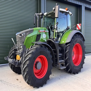 Tractor Fendt de Alto Rendimiento con Motor, Caja de Cambios y Bomba - Construcción Duradera para Uso Agrícola - Product Image 5