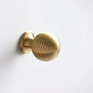 Bouton de meuble moderne côtelé rond en laiton massif, finition or brossé, poignée texturée pour tiroirs de cuisine et armoires - Product Image 3