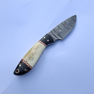 Cuchillo de Caza Recto de Acero de Damasco Hecho a Mano de la Mejor Calidad, con Hoja de Damasco y Funda de Cuero - Product Image 4