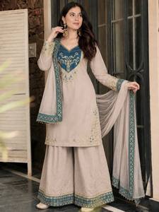 Ensemble de costume d'été en coton beige à motifs floraux, avec patch brodé en Zari doré et vert sarcelle sur le col, pantalon palazzo à jambes larges et dupatta en dentelle transparente – Ensemble 3 pièces - Product Image 1