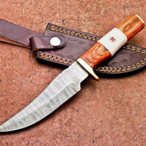Cuchillo de Camping de Lujo de Grado Industrial OEM, Acero de Damasco, Punta Caída, Hoja Recta, Mango de Madera y Hueso de Camello con Empuñaduras de Latón - Product Image 1